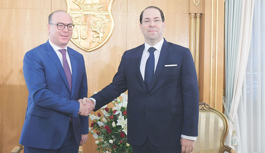 Émouvante cérémonie de passation à Dar Dhiafa : Le testament de Chahed et l’engagement de Fakhfakh