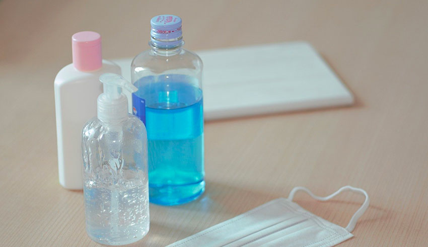 Virus hivernaux : gel, masque de protection et herbes médicinales