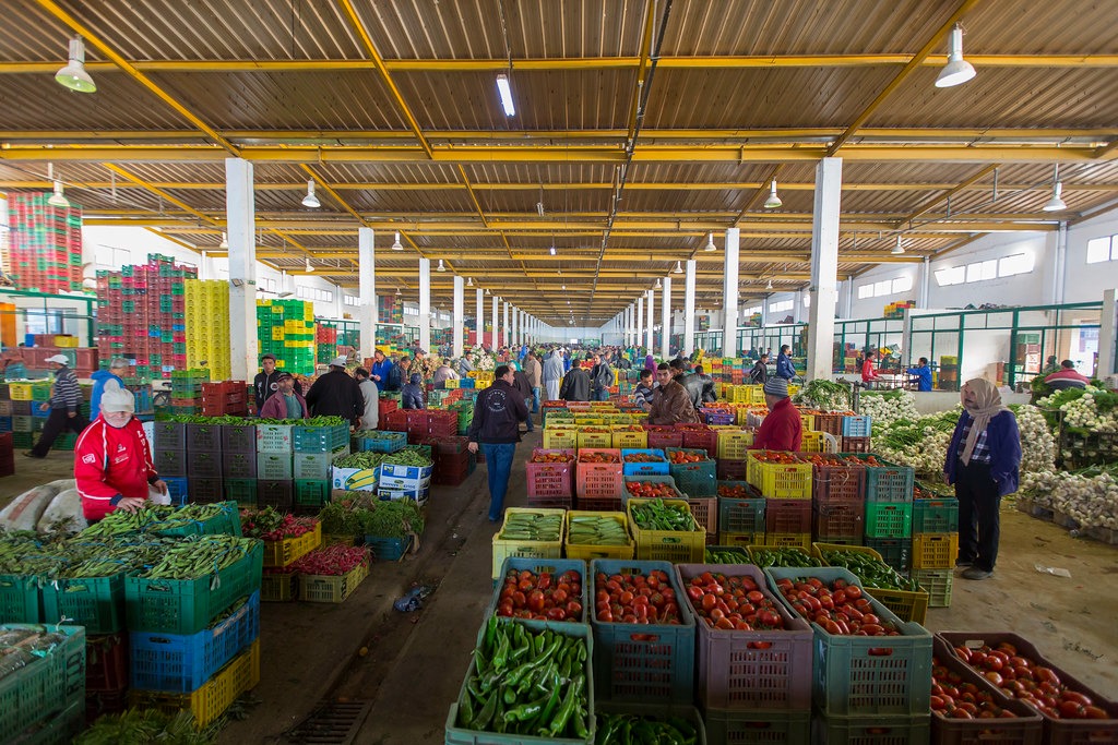 Le marché de gros de Bir El Kassaa au bord...