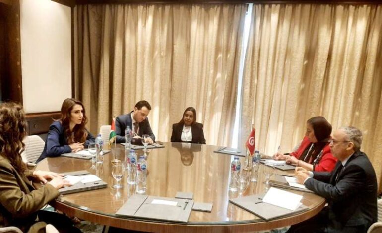 Rencontre entre Issam Lahmar et la ministre palestinienne du Travail lors de la 51e session de la Conférence du travail arabe