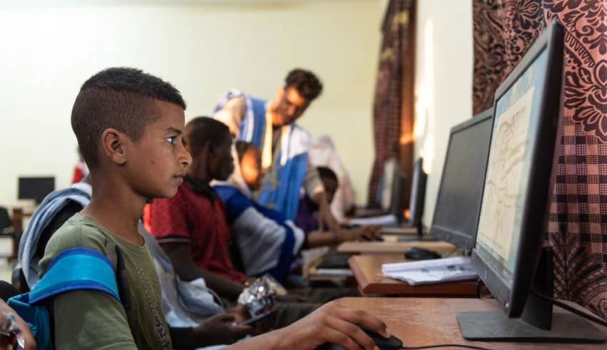 Entre fascination et fractures : le vrai visage de l’IA dans le monde selon le PNUD