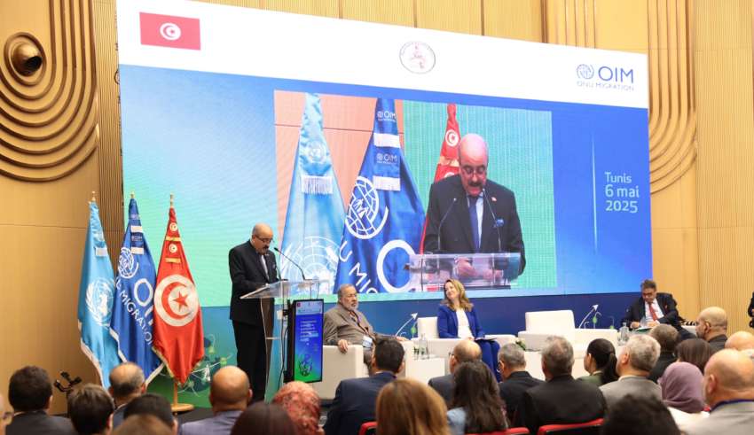 Les Tunisiens passent 61 heures par mois sur Facebook contre seulement 5 heures à lire, selon Emrhod Consulting