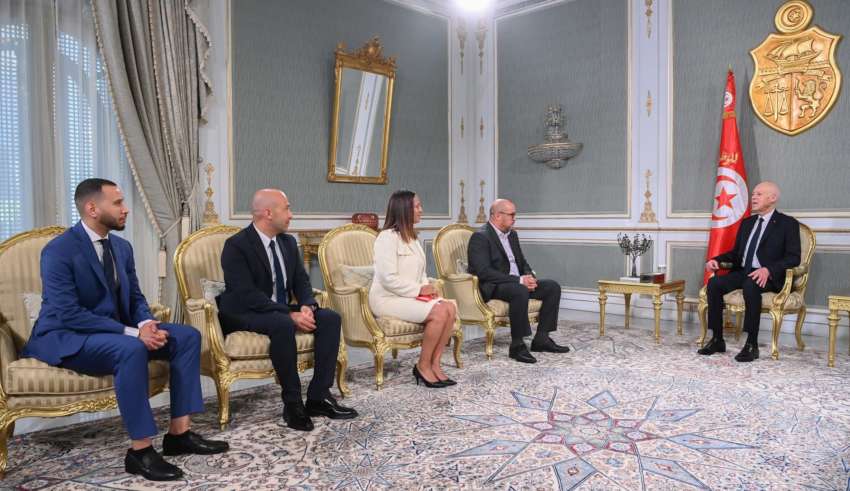 200 bus bientôt en Tunisie : Kaïs Saïed reçoit des Tunisiens de Suisse à l’origine de l’initiative