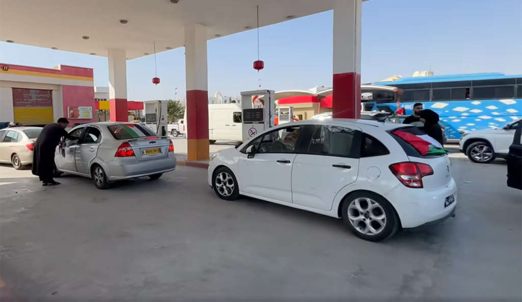 La Caravane ‘Al-Soumoud’ entre en Libye : des habitants offrent du carburant gratuitement