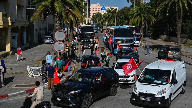 Caravane « Al Soumoud » : des milliers de Tunisiens et d’Algériens unis sur la route de Gaza