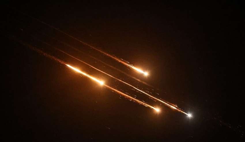 Téhéran bombarde Tel Aviv et dément toute “négociation constructive” avec...