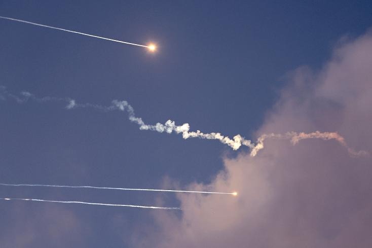 L&rsquo;Iran riposte aux frappes américano-sionistes par des salves de missiles