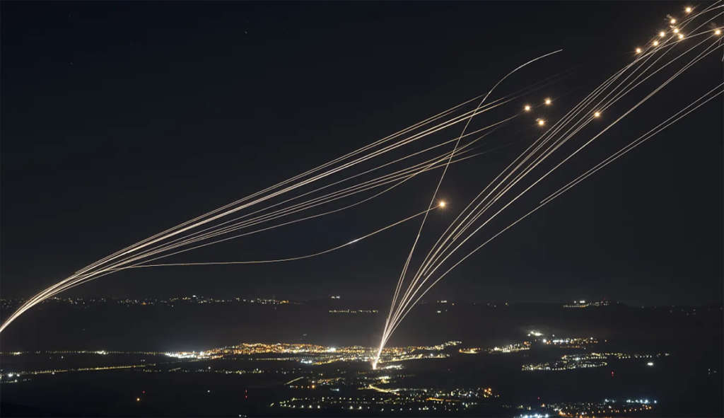 Yémen : Les Houthis revendiquent des tirs de missiles sur Israël en coordination avec l’Iran