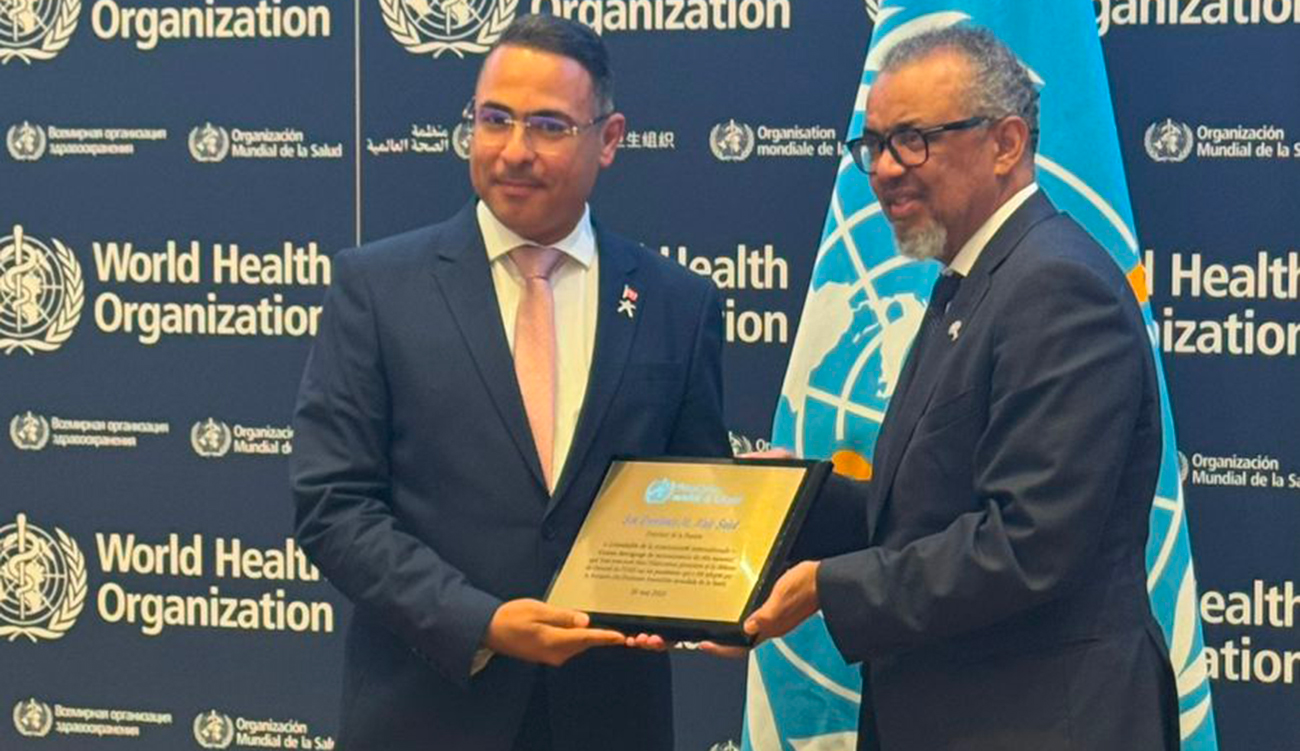 L’OMS remet le blason de l’accord sur les pandémies au Président Kaïs Saïed