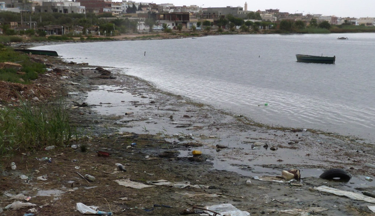 Monastir : une mer noire étouffe sous les déchets