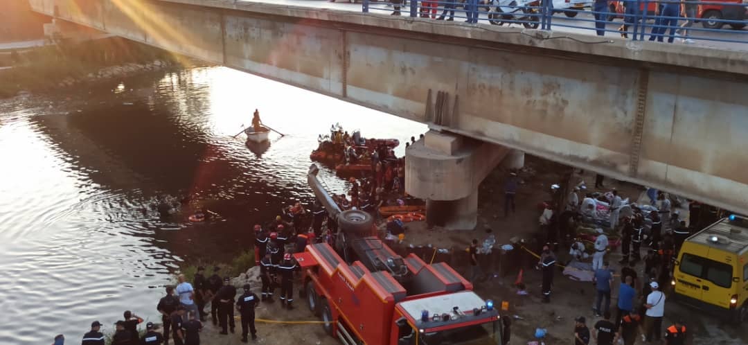 Drame à Alger : un bus de voyageurs chute dans l’Oued El Harrach, lourd bilan humain
