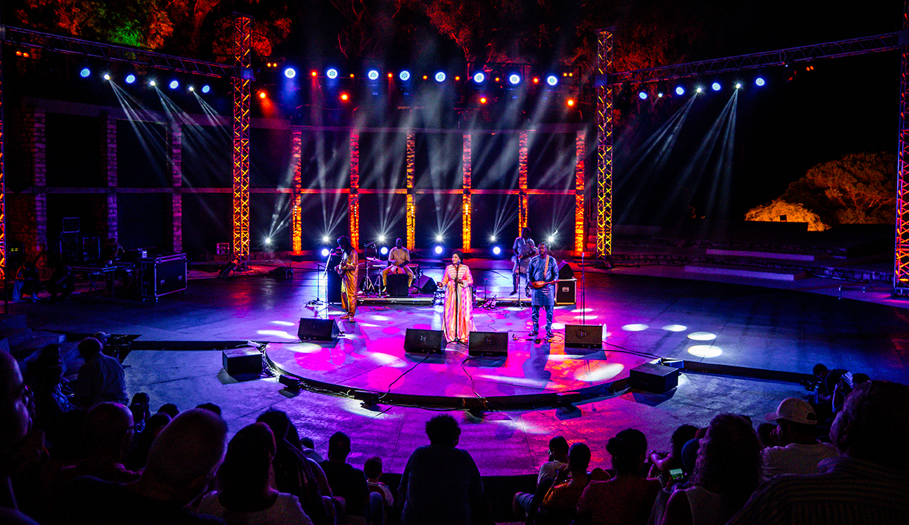 Le Festival de Hammamet fait ses adieux à Fadhel Jaziri, sur les notes de paix du groupe malien Ngoni Ba