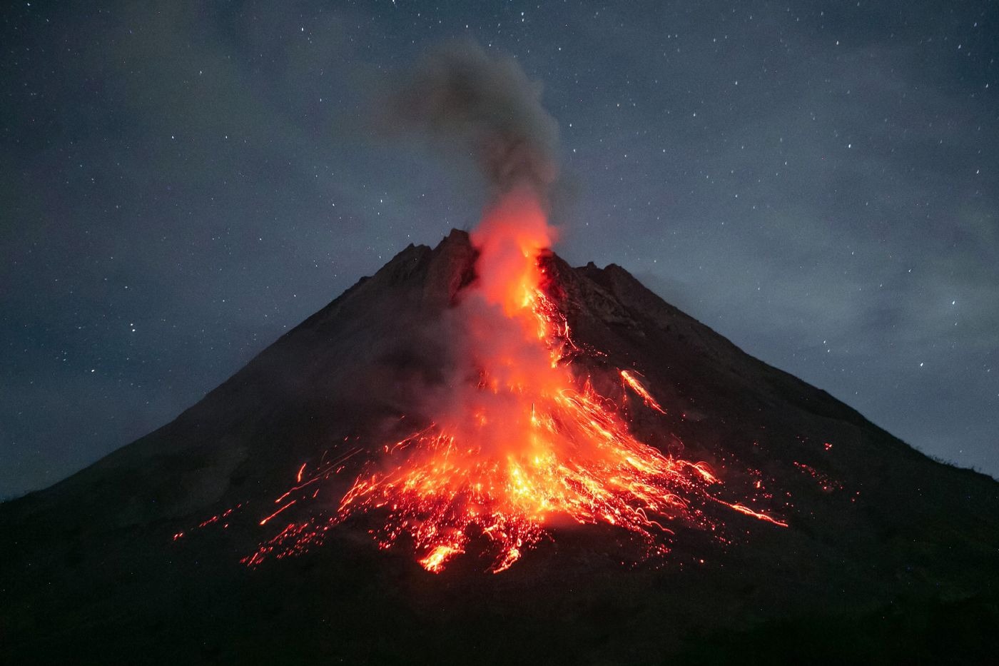 Éruption du volcan Merapi en Indonésie : un panache de cendres de 1600 mètres signalé