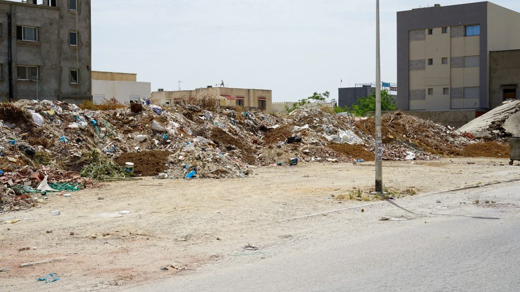 Routes tunisiennes : amendes jusqu’à 1 100 dinars pour les dépôts de déchets