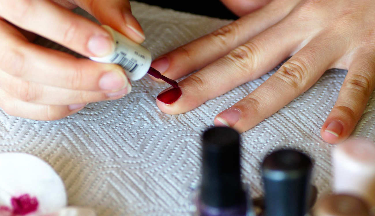 Vernis à ongles semi-permanent contenant une substance toxique : Gare à son utilisation et à sa commercialisation !