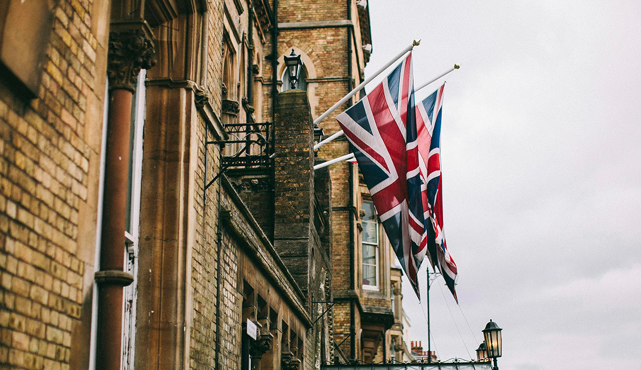 Le Royaume-Uni suspend les visas pour quatre pays, dont un...