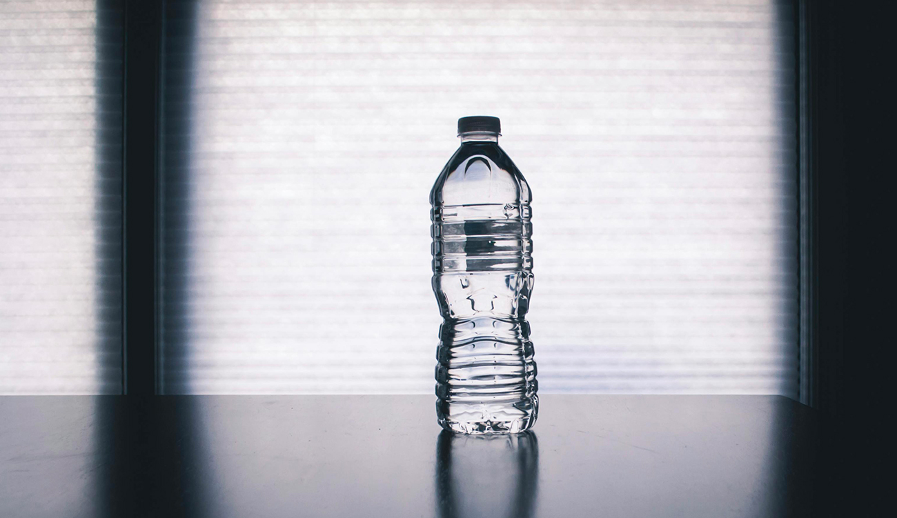 Boire de l&rsquo;eau en bouteille, c&rsquo;est avaler 90 000 particules de plastique ?