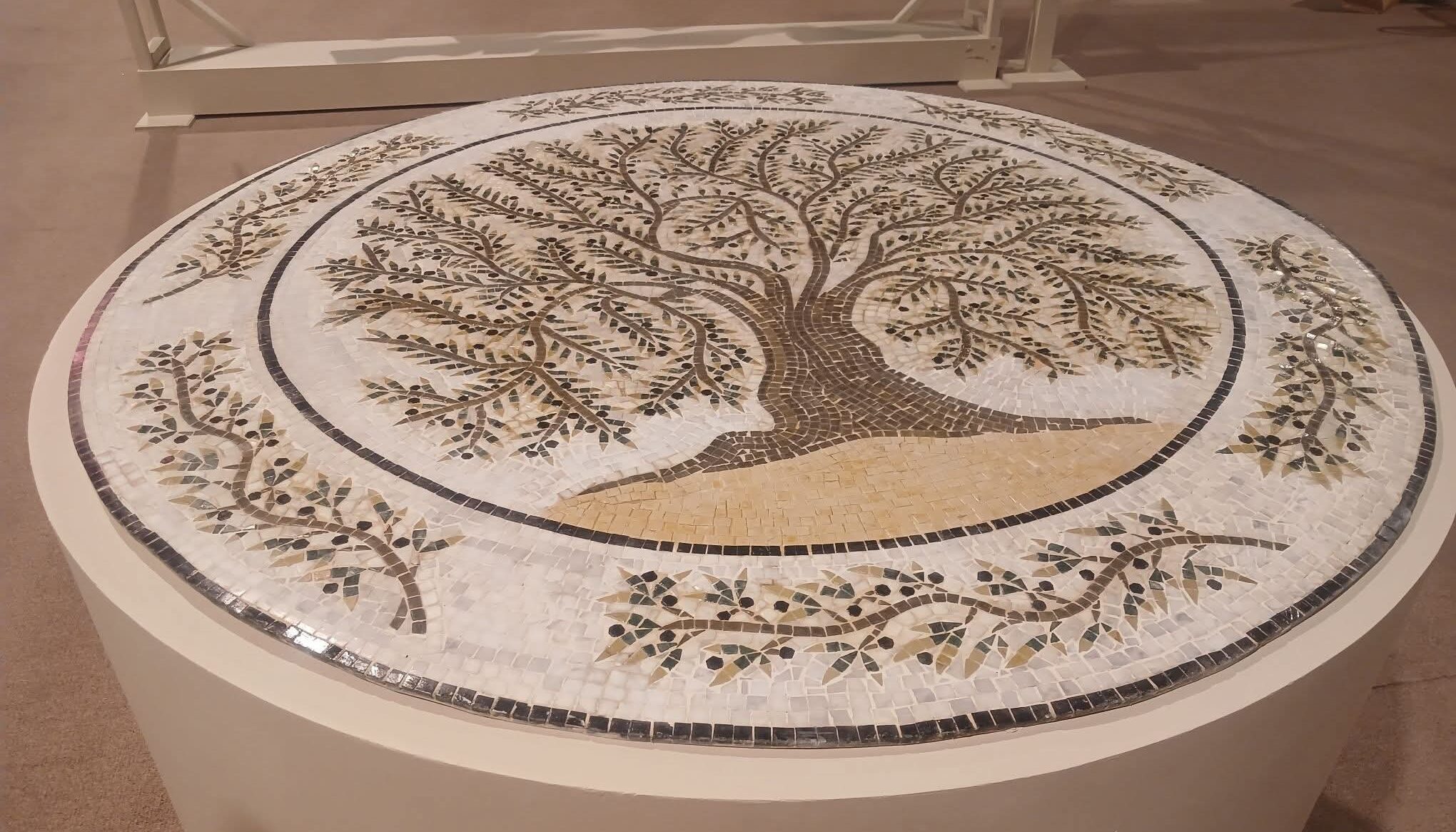 Taieb Zayoud expose l’olivier tunisien en mosaïque en Arabie Saoudite