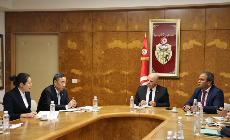 Rachid Amri examine avec une délégation chinoise de nouveaux projets de transport