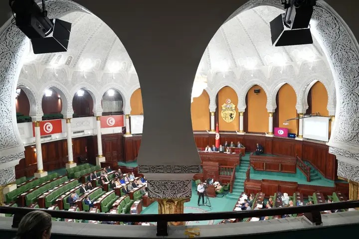 Au parlement, Nafti défend les grandes orientations de la politique...