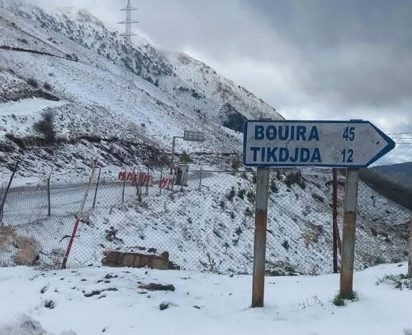 Les premiers flocons de neige tombent en Algérie, perturbations en montagne