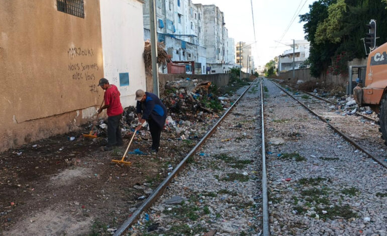 Transtu intervient pour dégager les déchets sur la ligne TGM à Salambo