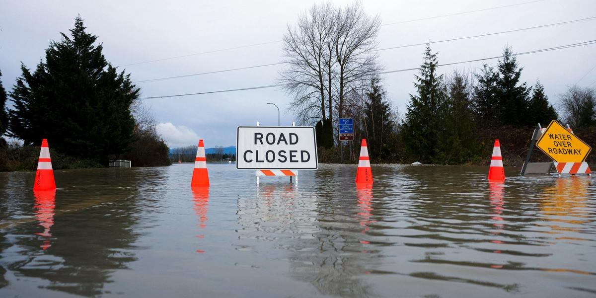 États-Unis : évacuations d’urgence et routes détruites après de graves...