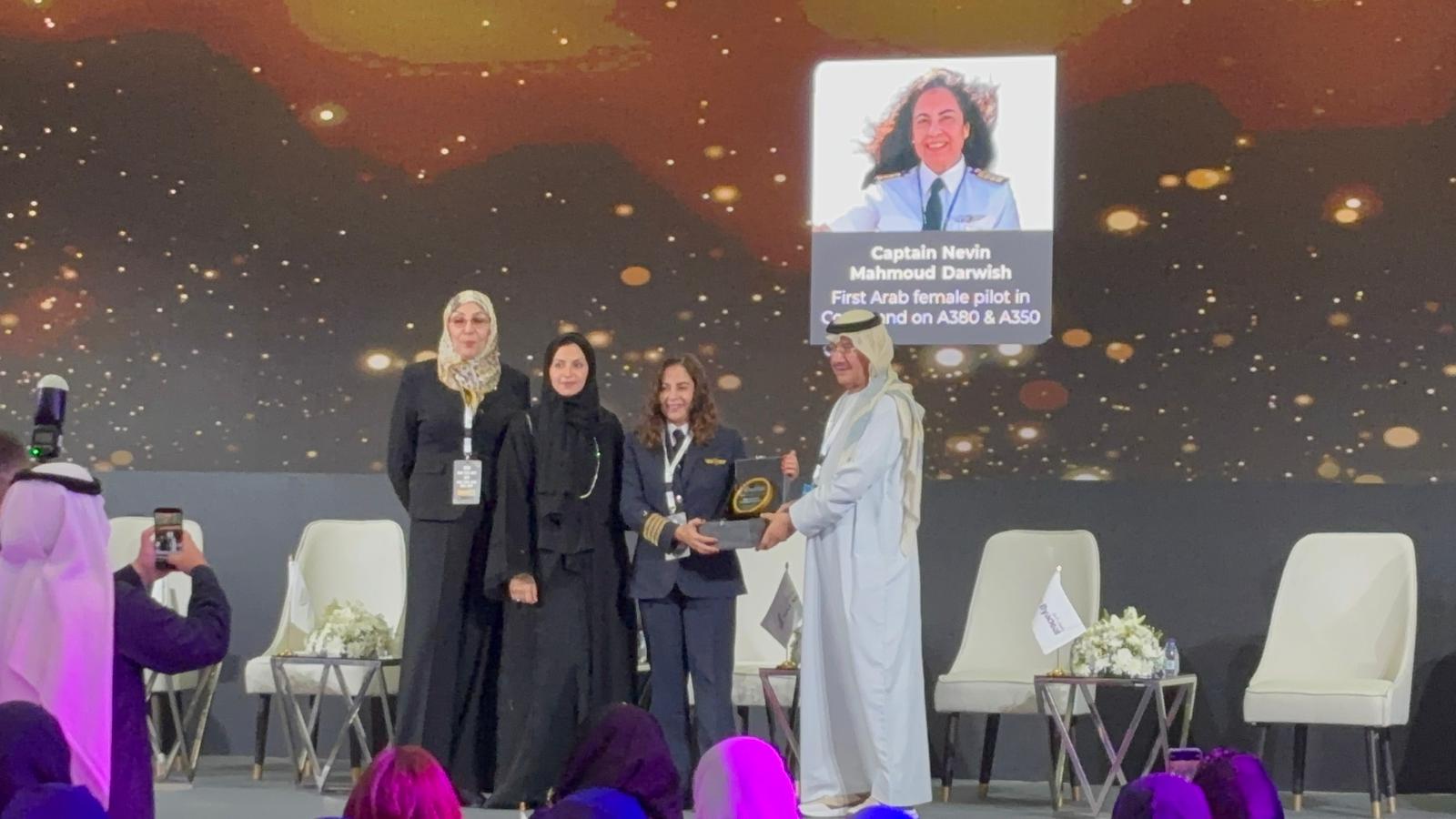 Qui est Nevin Mahmoud Darwish, première femme pilote hors UE...