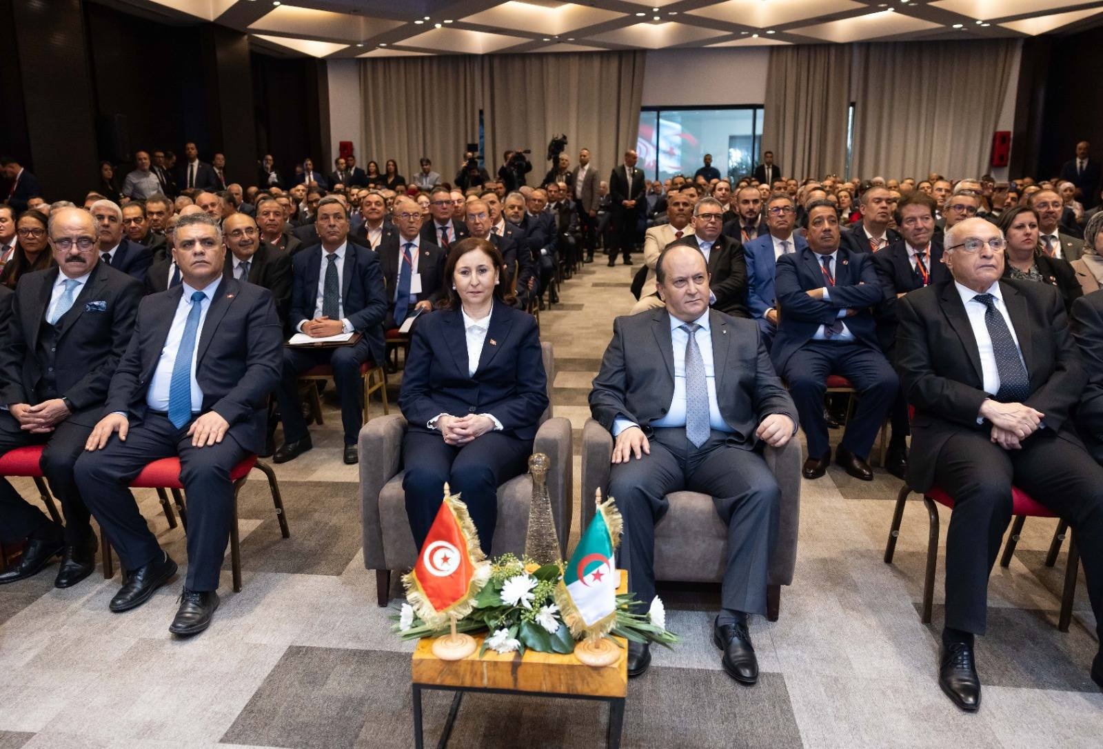 La cheffe du gouvernement et son homologue algérien ouvrent le...