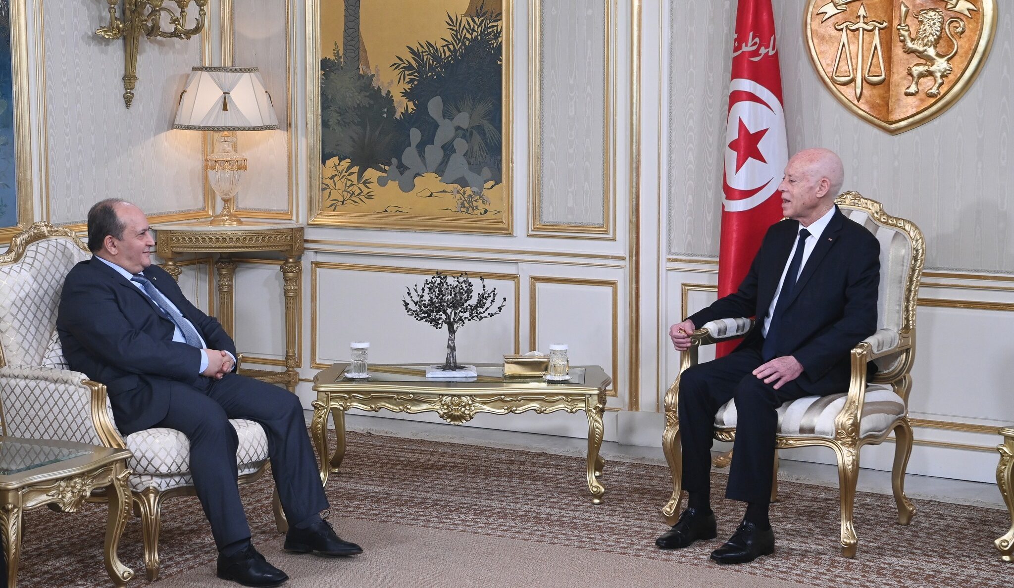 Tunisie–Algérie : Kaïs Saïed reçoit le Premier ministre Sifi Ghrieb...