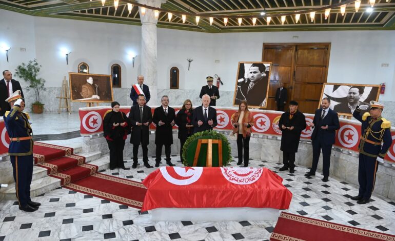 Kais Saïed rend hommage à Farhat Hached et rencontre les citoyens à Tunis