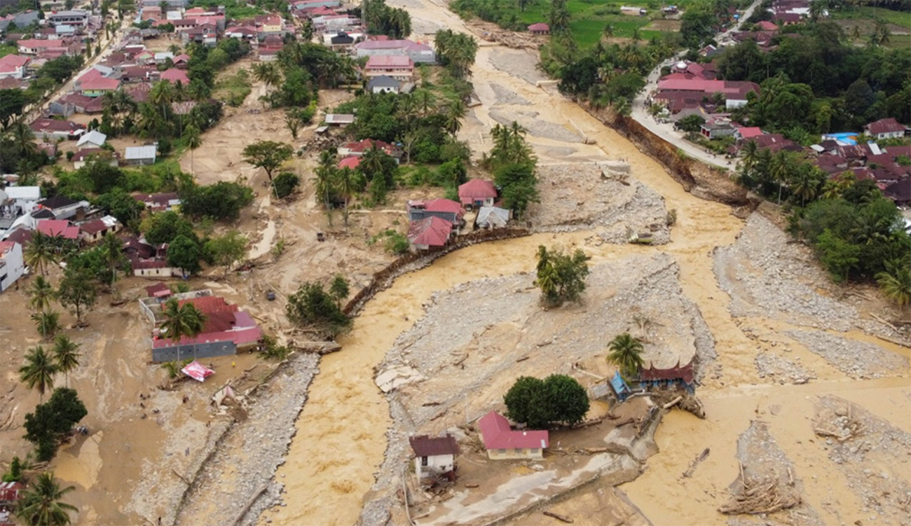 Inondations monstres en Indonésie: le bilan s’élève à plus de...