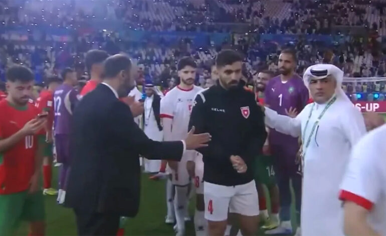 Après avoir ignoré sa poignée de main, deux joueurs jordaniens s&rsquo;excusent auprès du sélectionneur du Maroc