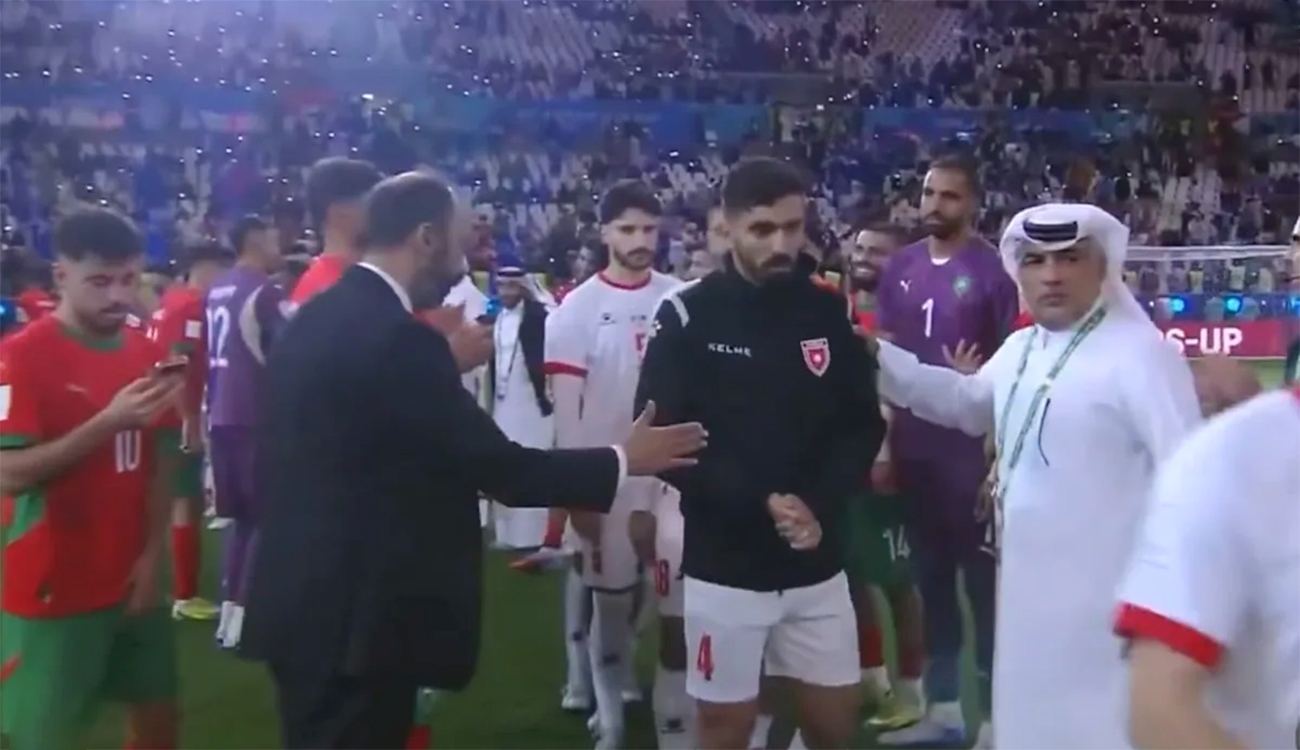 Après avoir ignoré sa poignée de main, deux joueurs jordaniens...