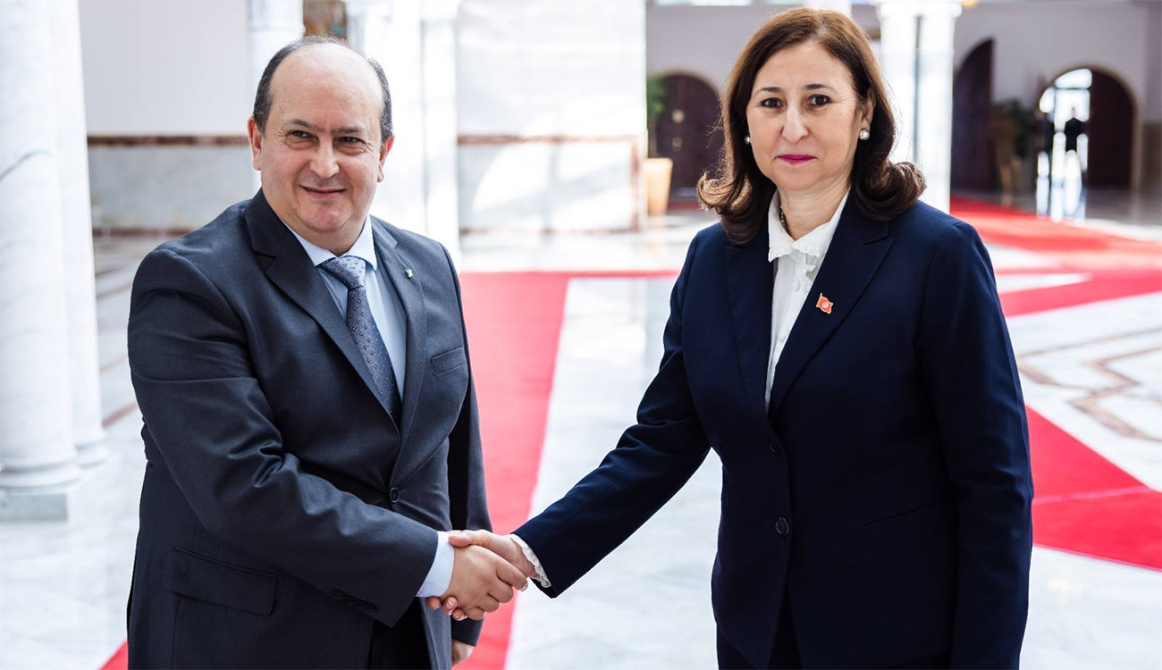 La cheffe du gouvernement accueille le Premier ministre algérien à...