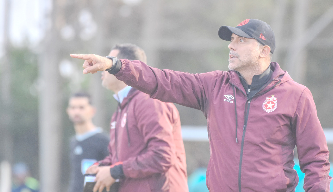 L’étoile  aborde une série de tests amicaux: Large revue d’effectif...