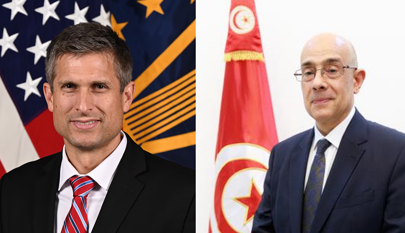 Le ministre de la défense nationale s’entretient par téléphone avec...