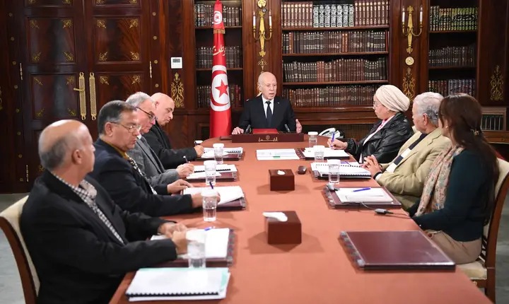 Le Président reçoit le rapport final sur la crise écologique...