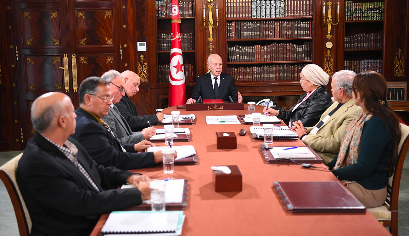 Le Président reçoit le rapport final sur la crise écologique...