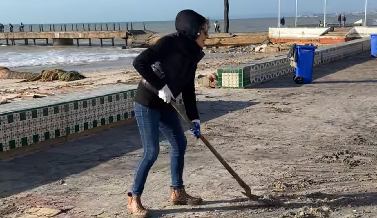 À Nabeul, une touriste française nettoie la corniche après les...
