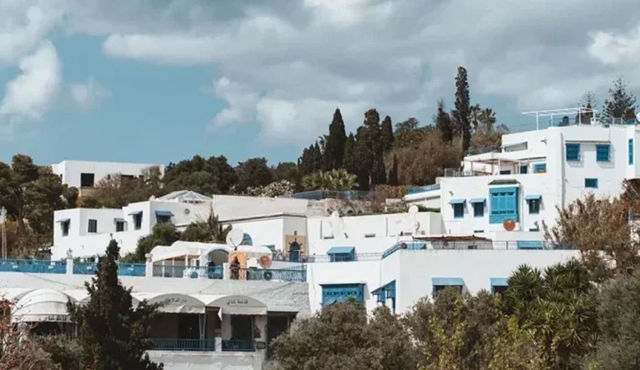 Sidi Bou Saïd tremble: les habitants racontent l’angoisse du quotidien