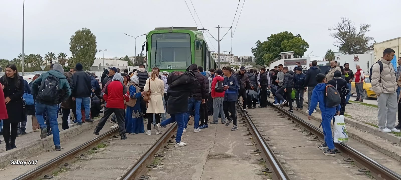 Muni d’un kit, un jeune homme se retrouve coincé sous...