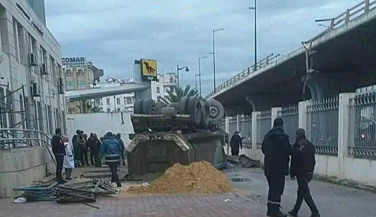 Tunis : un camion tombe du pont de la République