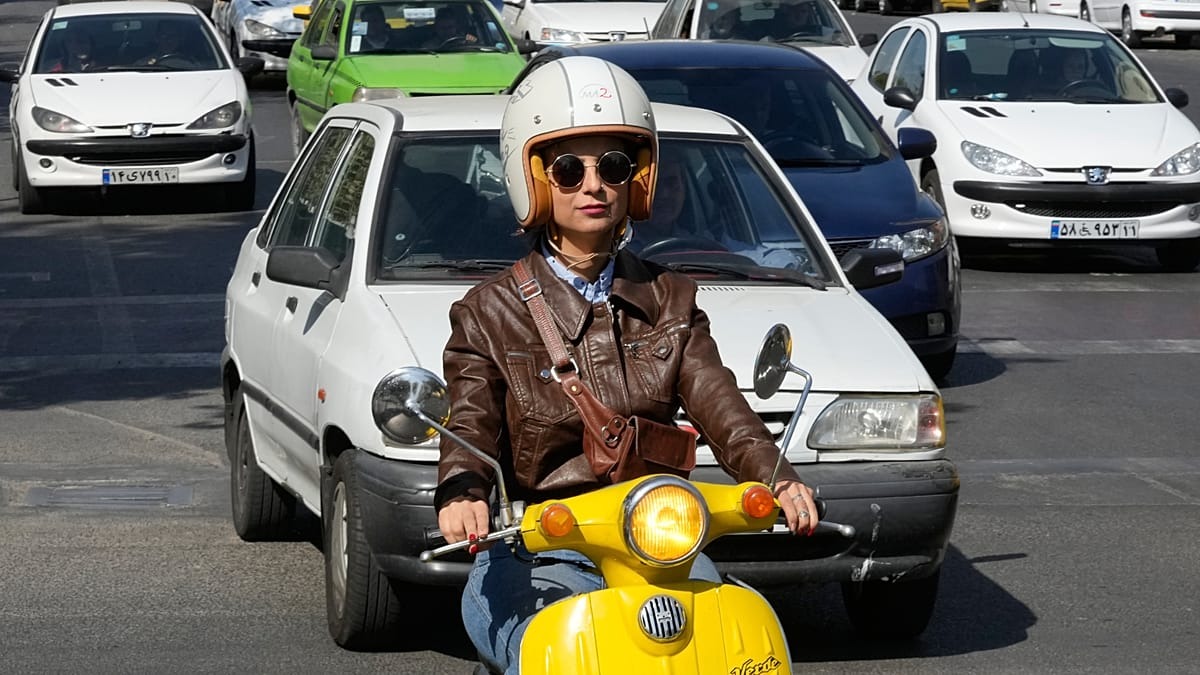 Iran:  les femmes autorisées à conduire des motos