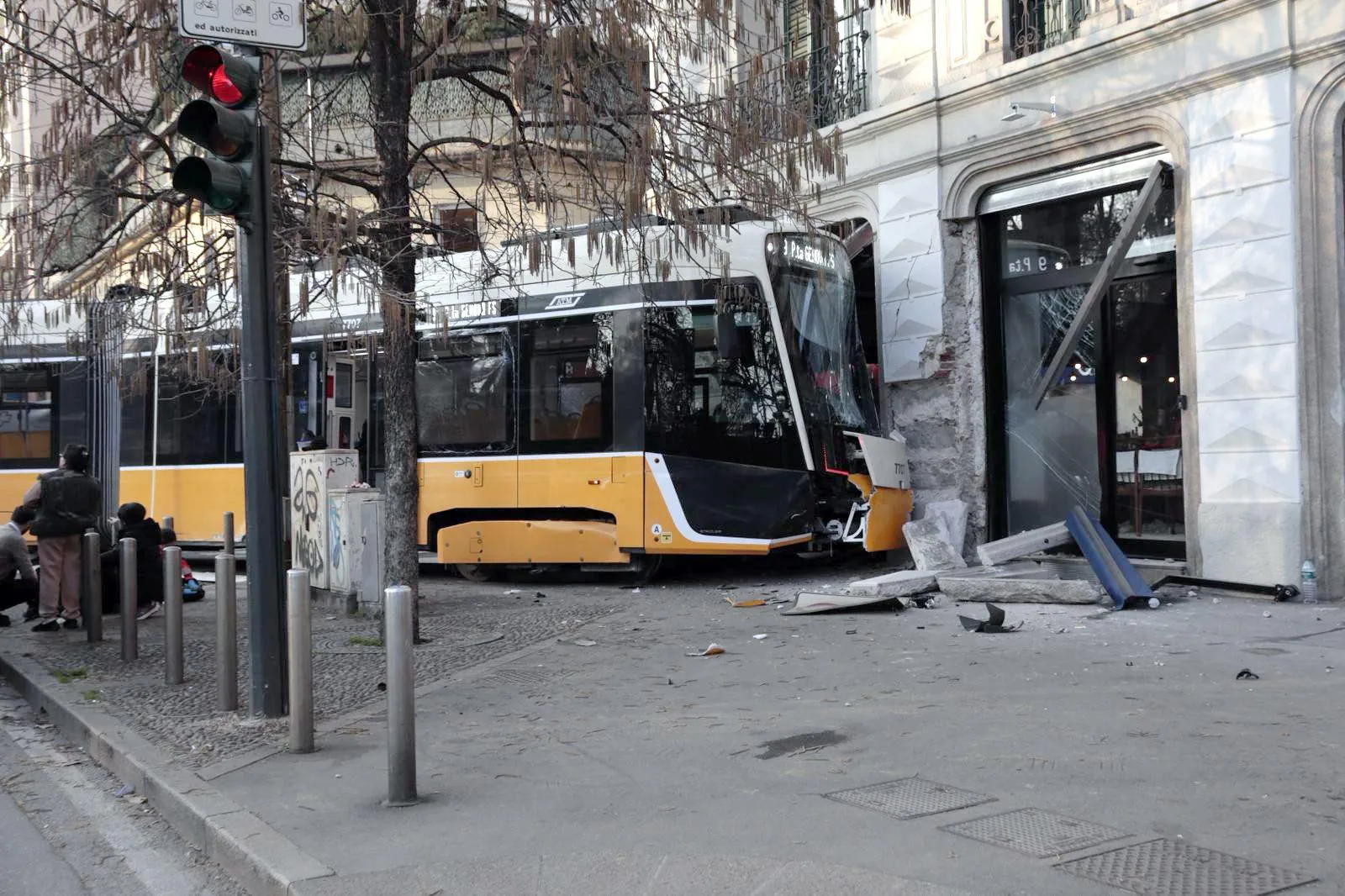 Milan : un tramway déraille et percute un immeuble