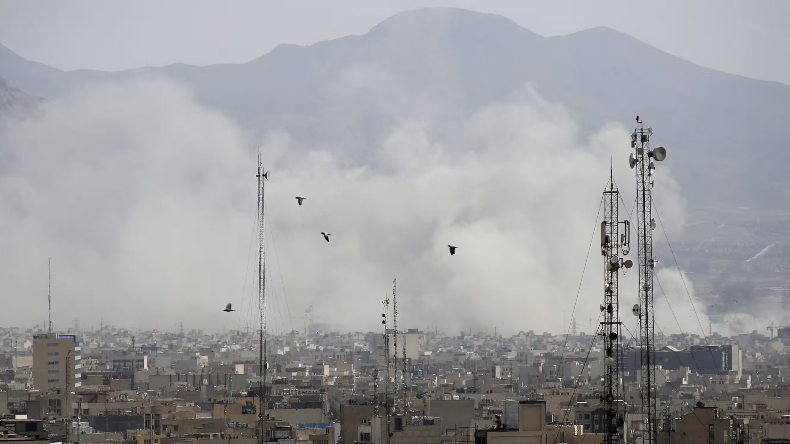 Nouvelles frappes contre l&rsquo;Iran après la mort de Khamenei