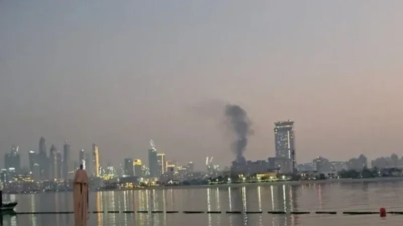 des explosions entendues à Dubaï, de la fumée s&rsquo;élève du...