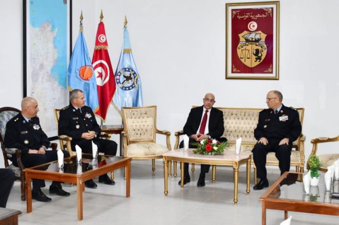 Le ministre de la Défense en visite dans une unité...