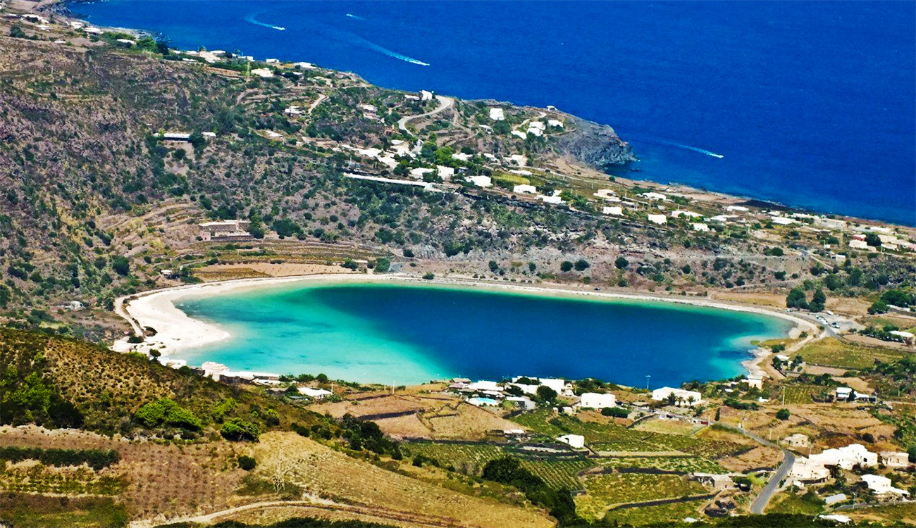 Entre volcans et mer turquoise, une île secrète entre la...