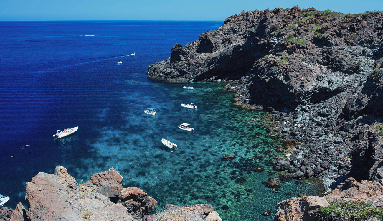 Entre volcans et mer turquoise, une île secrète entre la...